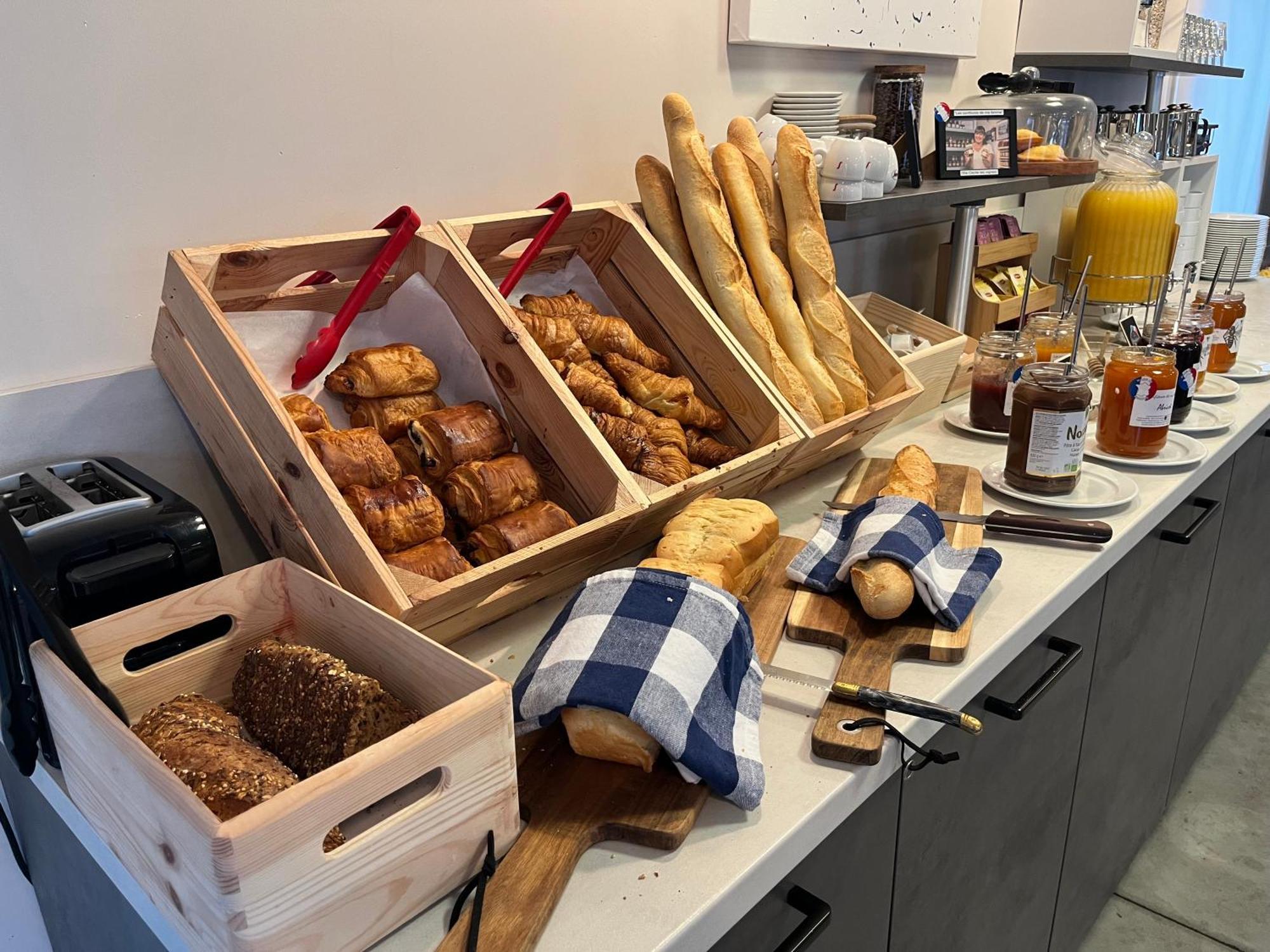 Hotel Caiman Pierrelatte Eksteriør billede
